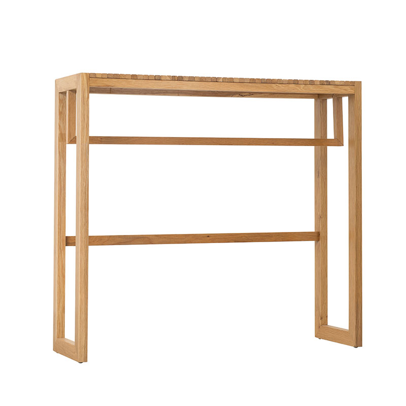 Chân bàn được ghép tinh tế theo góc 45 độ, có thanh gỗ phía sau giúp cân bằng và chịu lực tốt.