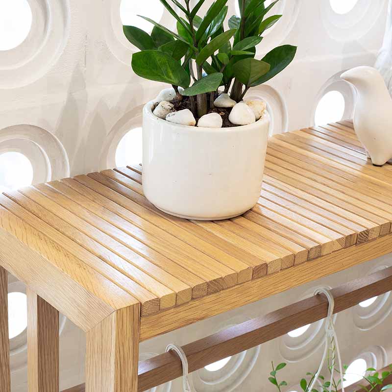 Mặt bàn bóng loáng, ấn tượng với những thanh nẹp gỗ đều và đẹp