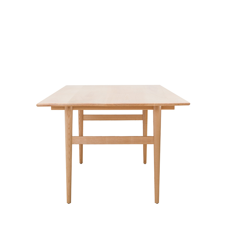 Chân bàn tiện tròn tinh tế, được giữ cân bằng chịu lực bằng các nẹp gỗ ghép khéo léo